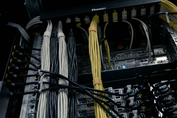 Люксембург, Люксембург - 24 вересня 2017: Інтернет підключення кабелів з серверами. Сервер дата центрах. - Фото, зображення