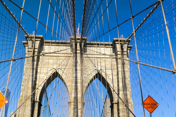 Νέα Υόρκη, ΗΠΑ - 20 Ιουνίου 2015: Η γέφυρα του Μπρούκλιν. Περπατήστε στη γέφυρα. Το περπάτημα στους δρόμους της Νέας Υόρκης, Μανχάταν. Η ζωή της Νέας Υόρκης το απόγευμα. Δρόμους και κτίρια της πόλης. - Φωτογραφία, εικόνα