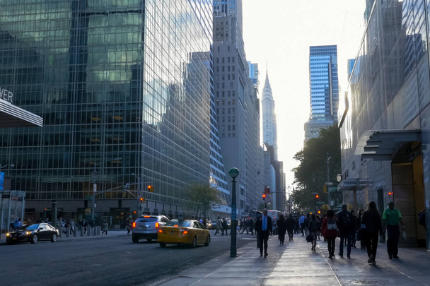 Νέα Υόρκη, ΗΠΑ - 20 Ιουνίου 2015: Το περπάτημα στους δρόμους της Νέας Υόρκης, Μανχάταν. Η ζωή της Νέας Υόρκης το απόγευμα. Δρόμους και κτίρια της πόλης. - Φωτογραφία, εικόνα