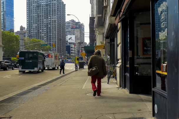 New York, USA - June 20, 2015: Walking through the streets of New York, Manhattan. The life of New York in the afternoon. Streets and city buildings. - Zdjęcie, obraz