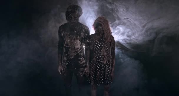 portret zombie para pozowanie razem ciemnym tle mglisty - Materiał filmowy, wideo
