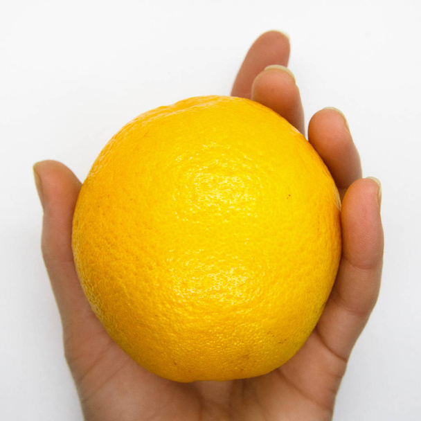 Ruka drží pomeranč - Fotografie, Obrázek
