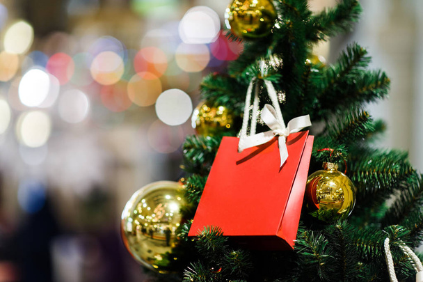 Foto de Abeto de Navidad con bolas de oro, paquete rojo para regalos
 . - Foto, imagen