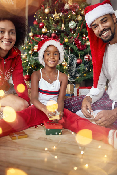 Karácsonyfa előtt ajándékok cseréje mosolygó családi portré - Fotó, kép