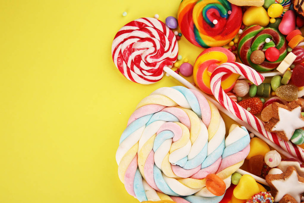 цукерки з желе і цукром. барвистий масив різних дитячих цукерок і ласощів
 - Фото, зображення