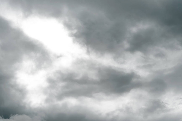 Yağmur düşmeden önce bulutlar gökyüzü karanlıkta bir araya. - Fotoğraf, Görsel