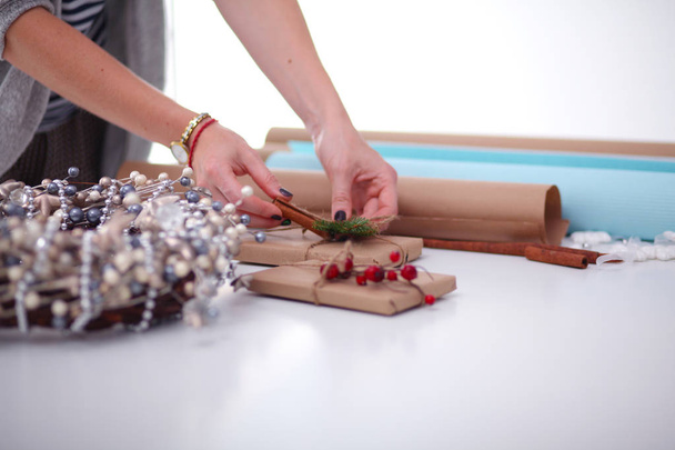 Manos de mujer decorando la caja de regalo de Navidad. Manos de mujer
 - Foto, Imagen