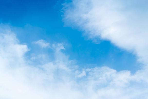 Pilvi kirkas taivas tausta
 - Valokuva, kuva