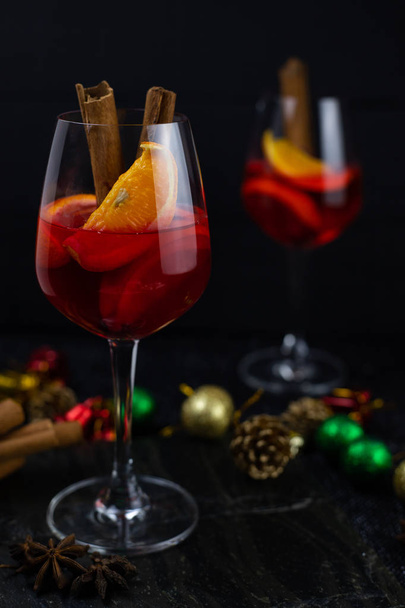 Christmas mulled wine in glasses on a dark background - Foto, Bild