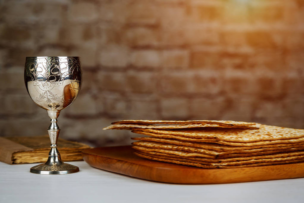 Żydowskie Matzah na Puchar urządzone Silver wino z matzah, żydowskie symbole na święta Paschy Pesach. Pojęcie Paschy. - Zdjęcie, obraz