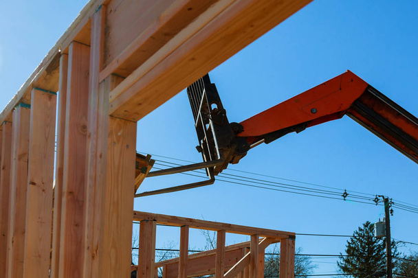 Asuinrakentaminen kodin kehystys näkymä uuteen taloon puinen rakenteilla
 - Valokuva, kuva