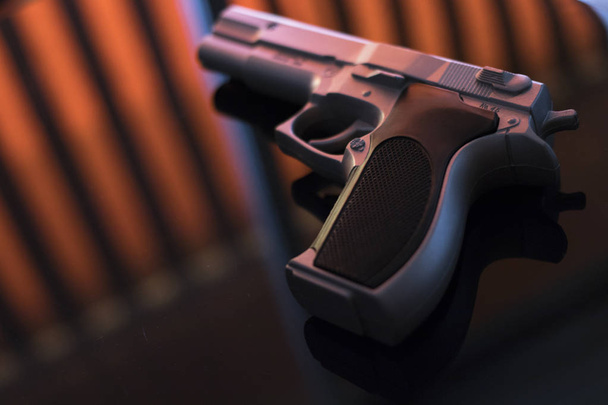Pistola arma automática arma na mesa no quarto do hotel na atmosfera escuro dramático foto
. - Foto, Imagem
