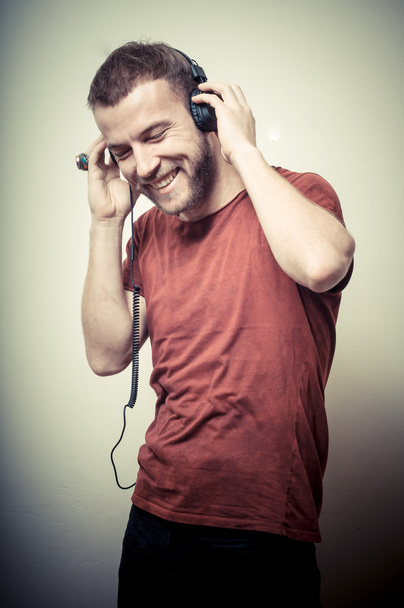 vintage πορτρέτο της μόδας χαμογελαστός τύπος με ακουστικά - Φωτογραφία, εικόνα
