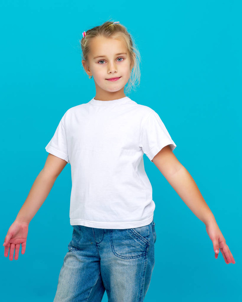 Emotionaalinen pieni tyttö puhtaassa valkoisessa t-paidassa. - Valokuva, kuva