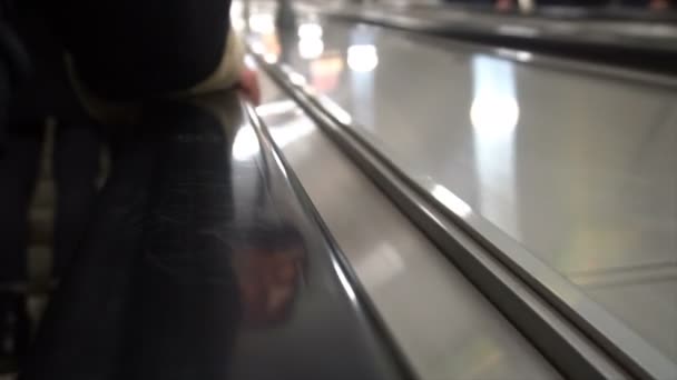 La gente se mueve en una escalera mecánica, la mano humana en la barandilla
 - Imágenes, Vídeo