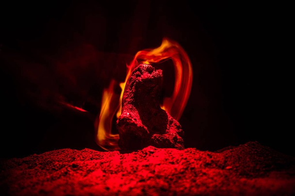 夜怖い図のホラー シルエット。女性の悪魔。悪魔が来る。火災の背景に悪魔やモンスターのフィギュアの Slhouette。ホラー ビュー - 写真・画像