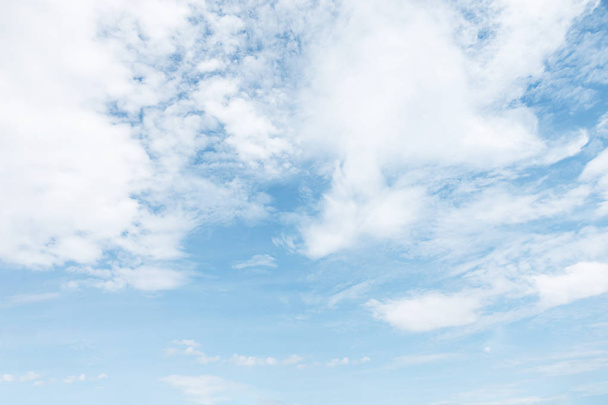 Cielo azul fondo y nubes blancas enfoque suave, y espacio de copia. - Foto, Imagen