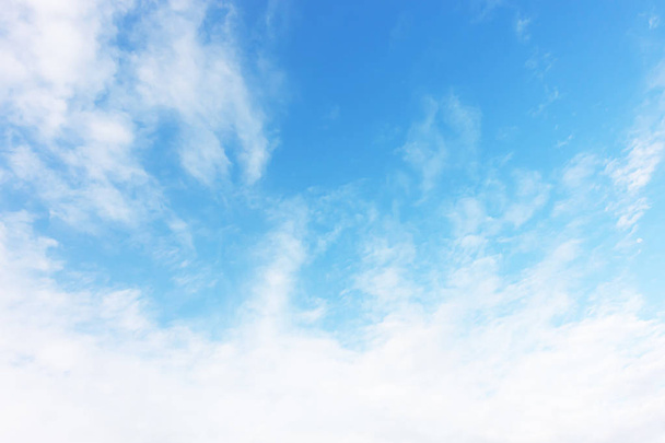 Blauer Himmel Hintergrund und weiße Wolken weichen Fokus, und Kopierraum. - Foto, Bild