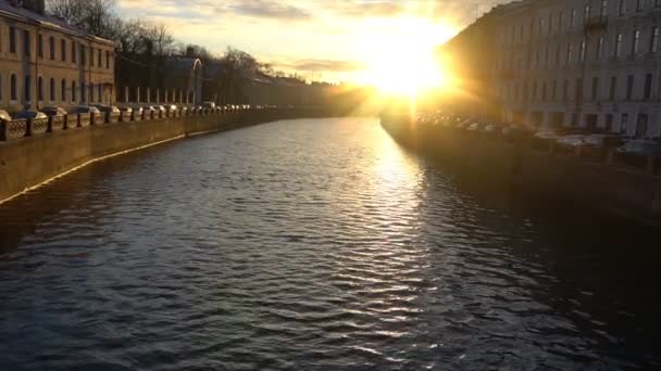 puesta de sol sobre el río en San Petersburgo
 - Imágenes, Vídeo