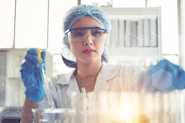 femmes scientifiques expérimentent dans la salle de laboratoire
 - Photo, image