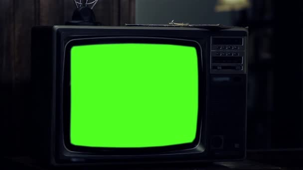 Televisión antigua con pantalla verde. Estética de los 80. Listo para reemplazar la pantalla verde con cualquier material de archivo o imagen que desee. Puede hacerlo con el efecto Keying (Chroma Key) en Adobe After Effects. Full HD
.  - Metraje, vídeo