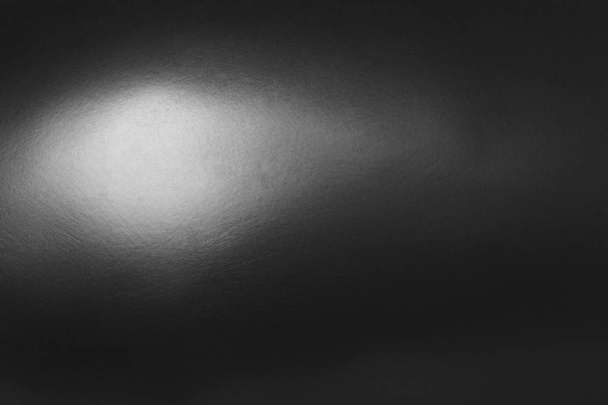 暗い灰色の抽象的な背景または単一の点光源とテクスチャとグラデーションの影. - 写真・画像