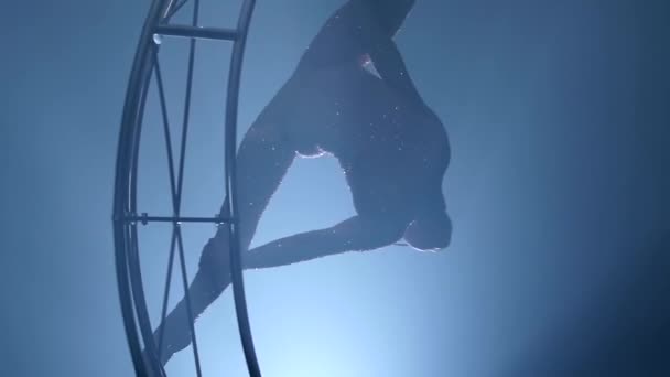 Gymnastka provádí triky na měsíci v temné místnosti. Modrý kouř pozadí. Zpomalený pohyb. Detailní záběr - Záběry, video