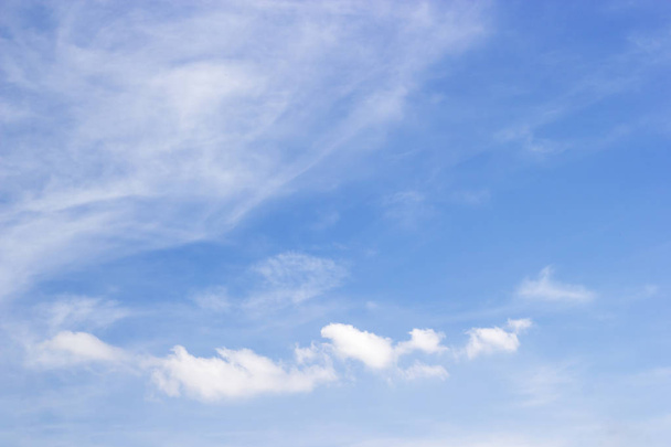 Fantastische zachte witte wolken tegen de blauwe lucht  - Foto, afbeelding