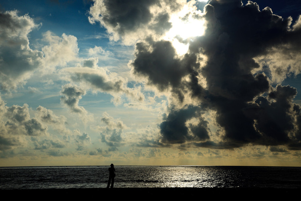 Man silhouette standing on beach on sunrise - Foto, Bild