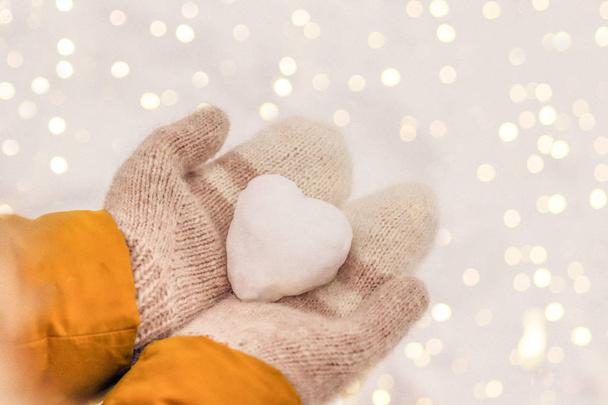 Corazón de nieve. Día de San Valentín
  - Foto, imagen