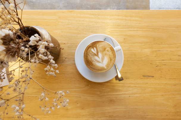 L'arte del caffè caldo su un tavolo di legno
. - Foto, immagini