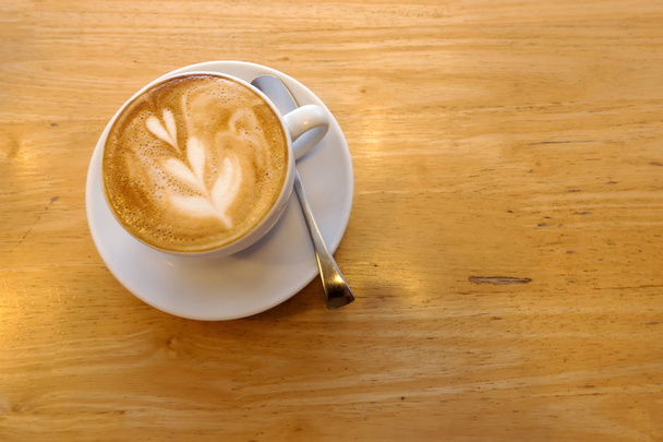 Искусство горячего кофе на деревянном столе
. - Фото, изображение