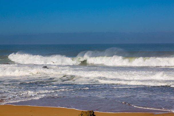 A hullámverés a parton az Atlanti-óceán viharos hullámai a következő látnivaló közelében: Safi, Marokkó - Fotó, kép