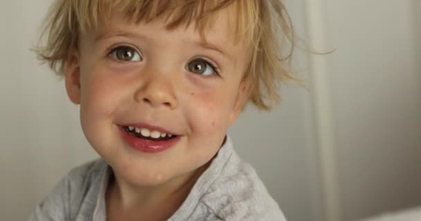 Imádnivaló boldog baba fiú nézett kamera - Felvétel, videó