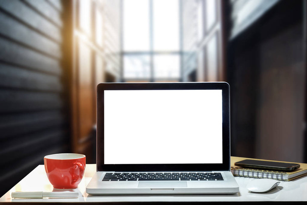 Передній вигляд чашки і ноутбука, смартфон і планшет на столі в офісі і фоні
  - Фото, зображення