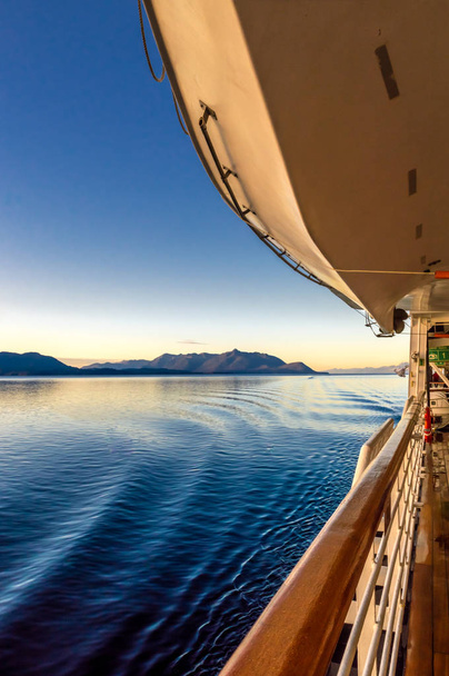 Mooie ochtend licht en cruiseschepen Golf Starboard rimpelingen, Alaska, Verenigde Staten. - Foto, afbeelding