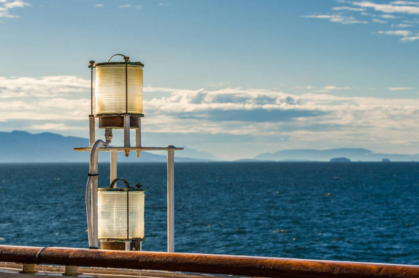 Zonovergoten glas en metalen sternlight van schip. Stephens Passage, Alaska, Verenigde Staten. - Foto, afbeelding