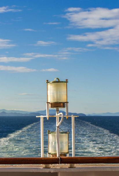 Zonovergoten glas en metalen sternlight van schip. Stephens Passage, Alaska, Verenigde Staten. - Foto, afbeelding