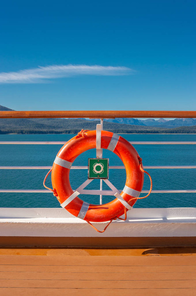 Zářivě oranžové záchranným kruhem v kovověm držák na palubě lodi, Aljaška, Usa. - Fotografie, Obrázek