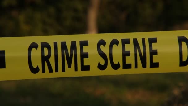 Primer plano de la cinta de la escena del crimen, cinta policial No cruce al aire libre
 - Metraje, vídeo