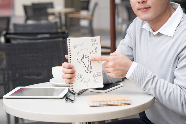 Веселый азиатский бизнесмен демонстрирует креативный документ идеи
 - Фото, изображение