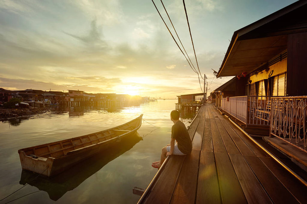Молоді люди, спостерігаючи Схід сонця на устаткування та для портів Пенанг, Малайзія . - Фото, зображення