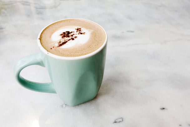 Mokka-Kaffee auf einem Marmortisch. - Foto, Bild
