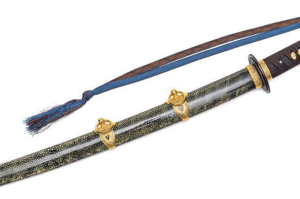 Ножницы, завернутые лучевой кожей "Кай Гунто": Японский морской меч времен Второй мировой войны, выделенный на белом фоне
. - Фото, изображение