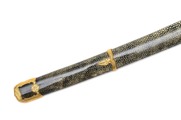 Vaina de cerca envuelta en piel de rayo de 'Kai Gunto': Espada Marina Japonesa De la Segunda Guerra Mundial aislada en fondo blanco
. - Foto, Imagen