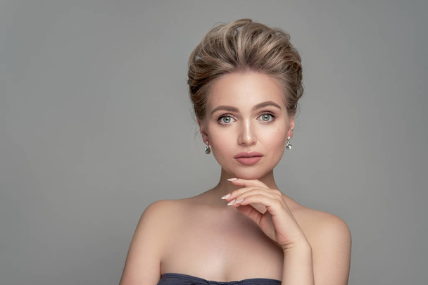 Blonde Girl with Elegant and shiny Hairstyle. Beautiful Model Woman with Curly Hairstyle. Care and Beauty Hair products. Perfect Make-Up - Valokuva, kuva