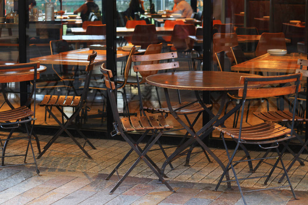 A kávézó teraszán hangolni fából készült asztal - Fotó, kép