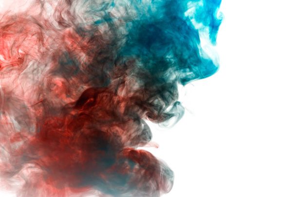 A fumaça azul-vermelha gira em um fundo branco retratando um belo padrão, ornamentos decorativos. Transição de cor por moléculas de substância
. - Foto, Imagem