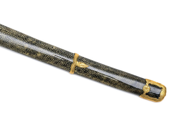 Zblízka pochvou zabalený do kůže ray "Kai Gunto": japonské mořské meč z druhé světové války 2 izolované v bílém pozadí. - Fotografie, Obrázek