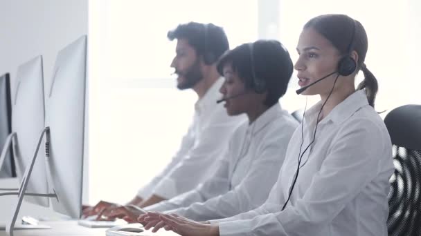 Callcenter-Agenten beraten Kunden auf Hotline im Büro - Filmmaterial, Video